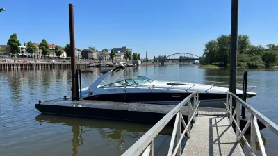motorboot afgemeerd bij steiger