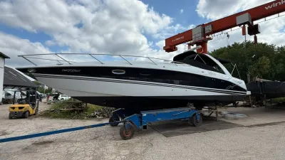 motorboot op land bij werf