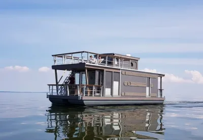 huisboot op rustig water met reflectie