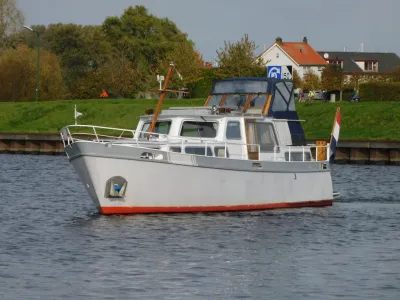 wit motorjacht op water bij kade