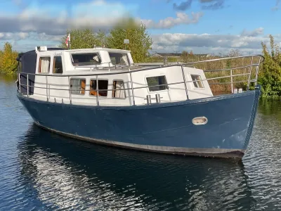 reddingssloep afgemeerd in rustig water