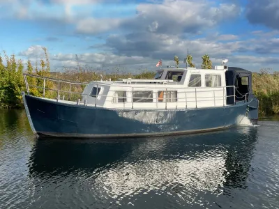 roefboot op water, zijkant en dek zichtbaar