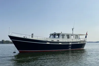 motorjacht kotter in het water bij kalm weer