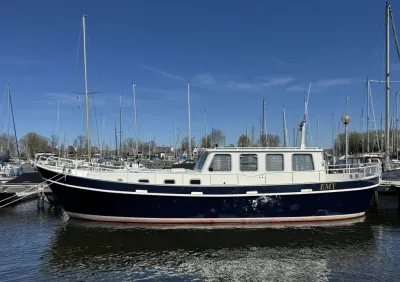 kotter in haven met blauwe romp