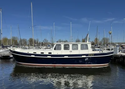 motorboot met cabine in jachthaven