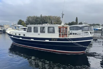 combi-kotter in haven met witte opbouw en blauwe romp