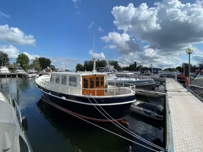 kotter aangemeerd in jachthaven