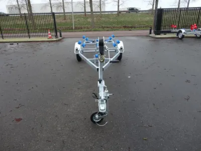 lege boottrailer op parkeerplaats