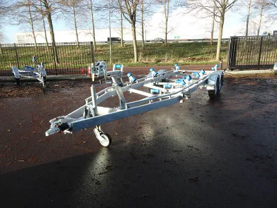 boottrailer op asfalt