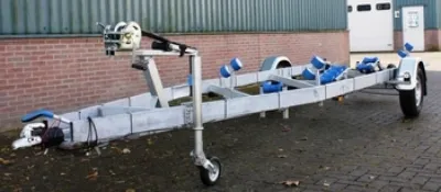 boottrailer op stenen oprit voor loods