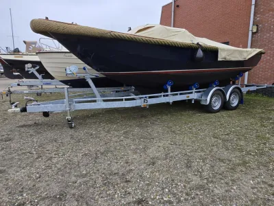 boot op trailer geparkeerd bij gebouw
