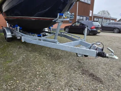 boot op gegalvaniseerde trailer op erf