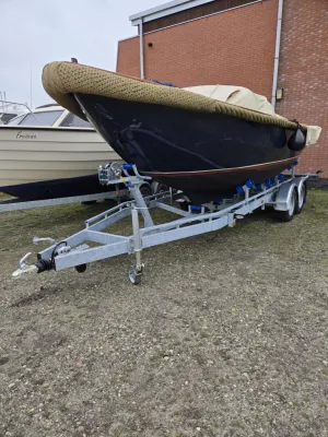 boot op trailer geparkeerd bij gebouw