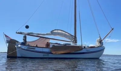 zijaanzicht zeilboot op water