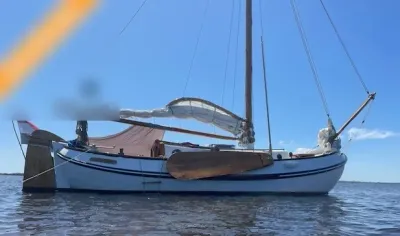 houten zeilboot op het water