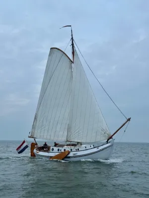 zeilboot onder zeilen op open water