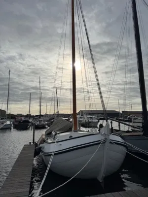 zeilschip afgemeerd in jachthaven