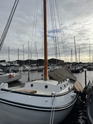 Zeilboot aangemeerd in jachthaven
