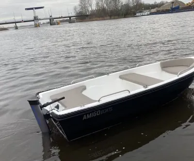 kleine open sloep op het water