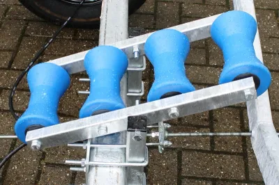 close-up van blauwe kielrollen op trailer