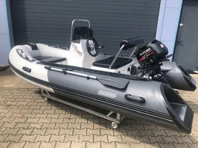 RIB met buitenboordmotor op kar