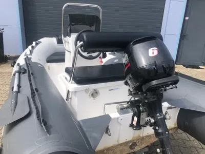 grijze RIB met buitenboordmotor