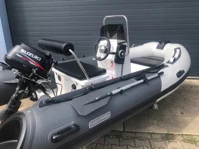 RIB-boot buiten voor garagedeur