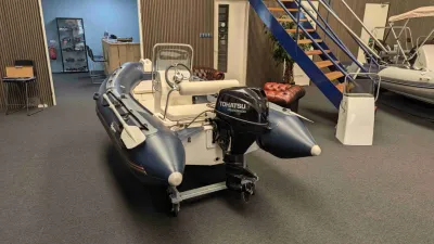 rubberboot met buitenboordmotor in showroom