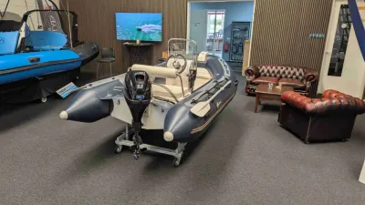 RIB in showroom met motor en zitbank