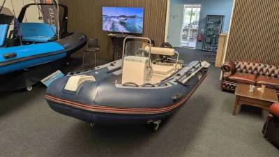 rubberboot in binnenshowroom