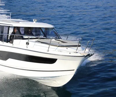 motorboot vaart op open water