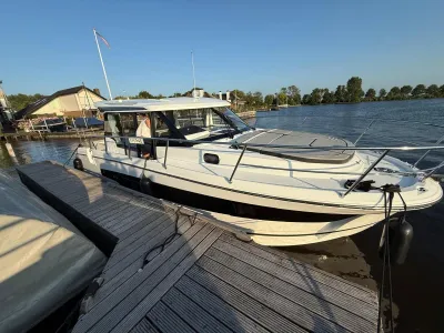 motorboot afgemeerd bij houten steiger