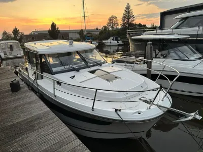 motorboot aangemeerd in jachthaven bij zonsondergang