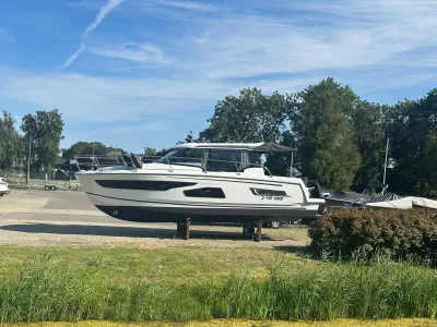 motorboot op de wal bij opslag