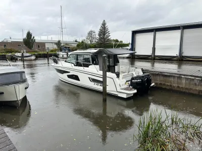 motorboot aangemeerd in jachthaven
