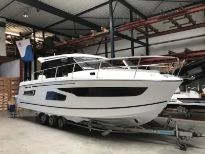 wit motorjacht in opslaghal