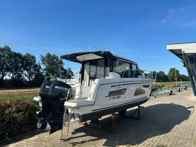 motorboot op de kant bij opslag