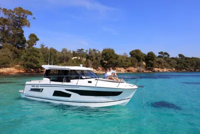 motorboot op turkoois water bij kust