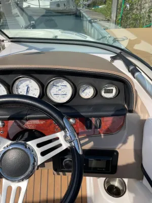 Stuurconsole en dashboard van boot