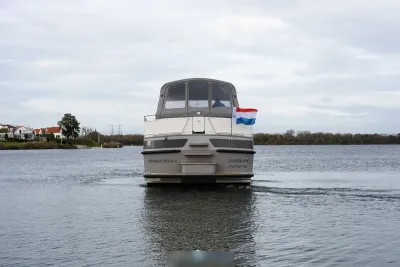 achteraanzicht van motorboot op rustig water