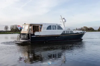 motorjacht op rustig water