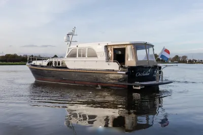 motorjacht op rustig water