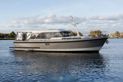 motorjacht op rustig water