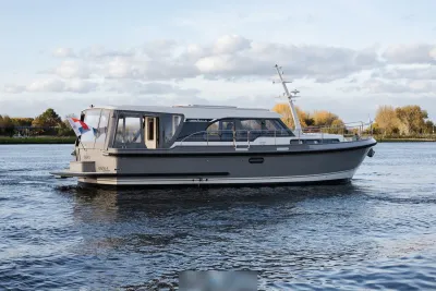 motorjacht zijaanzicht op water