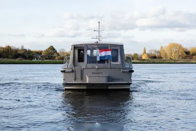 achteraanzicht van motorjacht op rivier