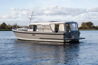 grijs motorjacht op kalm water