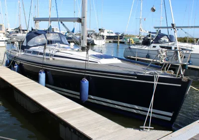 zeiljacht aangemeerd in een haven