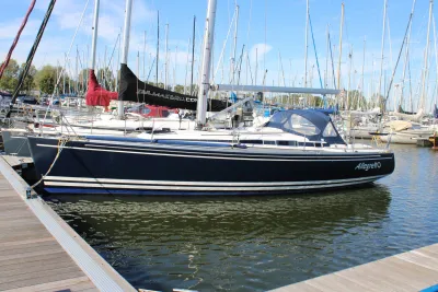 zeilboot in jachthaven bij aanlegsteiger