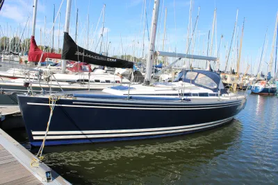 zeiljacht in een drukke jachthaven