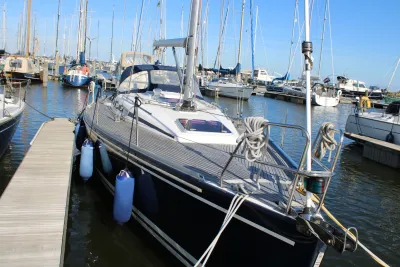 zeilboot aangemeerd in een jachthaven